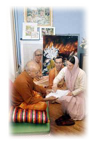 (Foto: Śrīla Prabhupāda revisando)